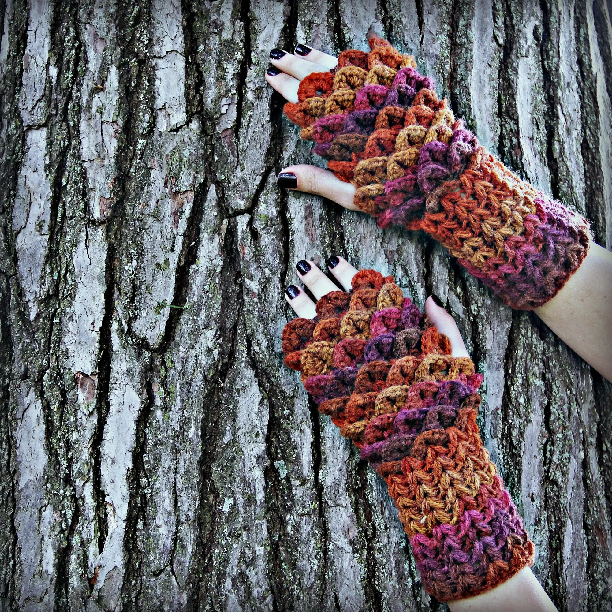 Crocodile Stitch Mini-Scale Gloves